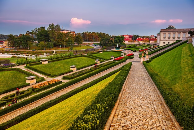 Widok na ogród przy Zamku Królewskim w Warszawie. Park Pałacu Królewskiego, atrakcja turystyczna.