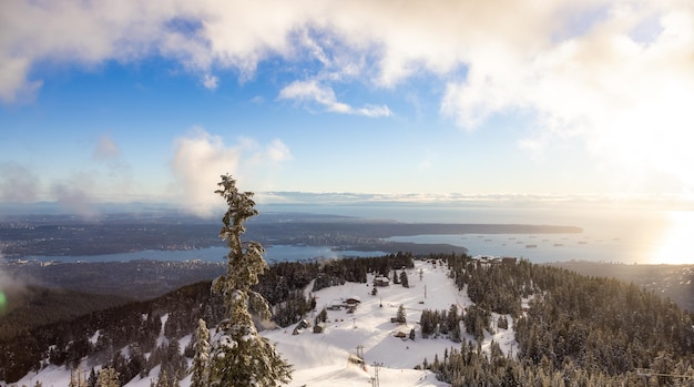 Widok na ośrodek narciarski Top of Grouse Mountain z miastem w tle