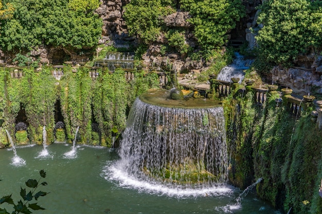 Widok na owalną fontannę w Villa d'Este w Tivoli we Włoszech