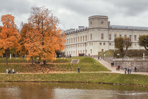 Widok Na Pałac Królewski I Park Pałacowy W Jesienny Dzień, Gatchina, Petersburg, Rosja