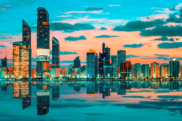 Widok na panoramę Abu Dhabi o zachodzie słońca, Zjednoczone Emiraty Arabskie