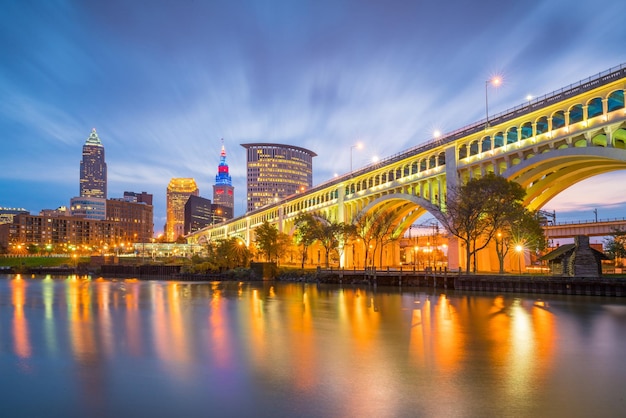 Widok na panoramę centrum Cleveland w stanie Ohio o zmierzchu