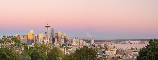 Widok na panoramę centrum Seattle