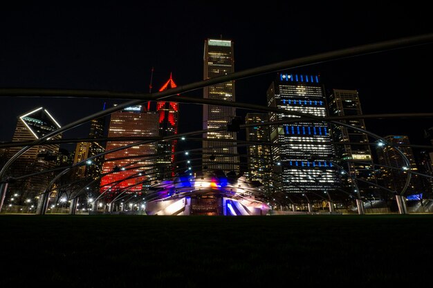 Zdjęcie widok na panoramę chicago w nocy.