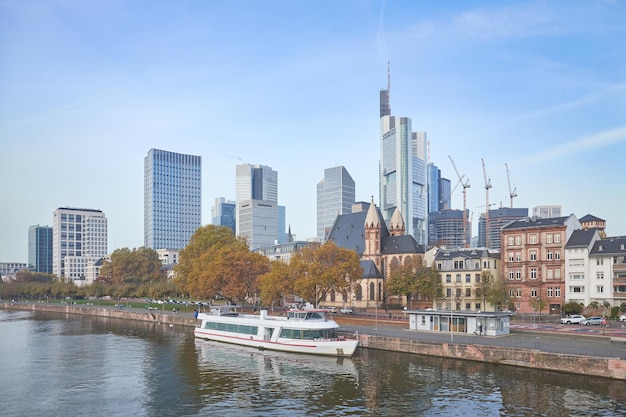 Widok na panoramę Frankfurtu w słoneczny poranek