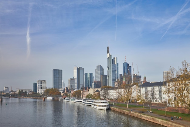 Widok Na Panoramę Frankfurtu W Słoneczny Poranek