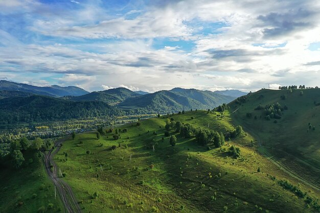 Widok na panoramę gór Ałtaju z drona, widok na wzgórze krajobrazu rosji