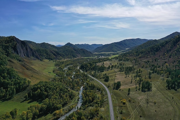 Widok na panoramę gór Ałtaju z drona, widok na wzgórze krajobrazu rosji