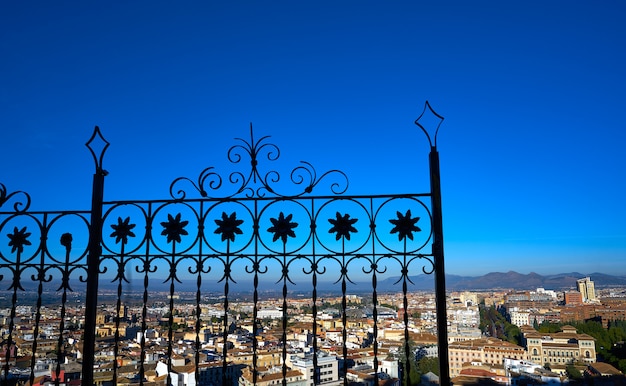 Widok na panoramę Granady z Albaicin w Hiszpanii