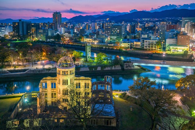 Widok na panoramę Hiroszimy z kopułą bomby atomowej. Światowego Dziedzictwa UNESCO w Japonii