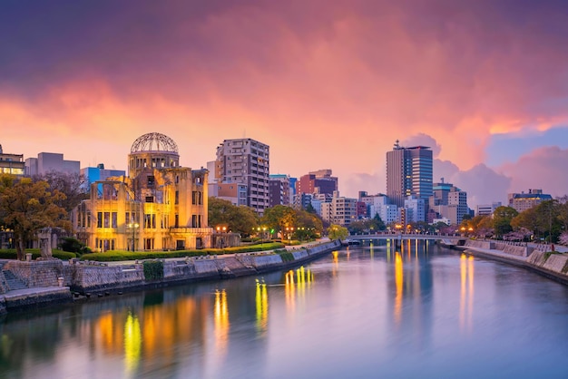 Widok na panoramę Hiroszimy z kopułą bomby atomowej w Japonii