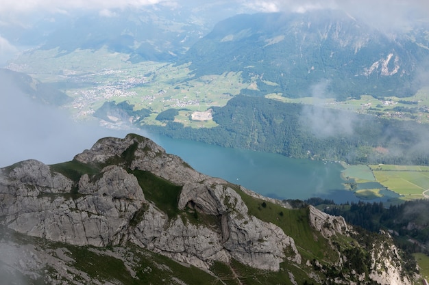 Widok na panoramę jeziora i gór Lucerne sceny w Pilatus w Lucernie, Szwajcaria, Europa. Letni krajobraz, słoneczna pogoda, dramatyczne błękitne niebo i słoneczny dzień