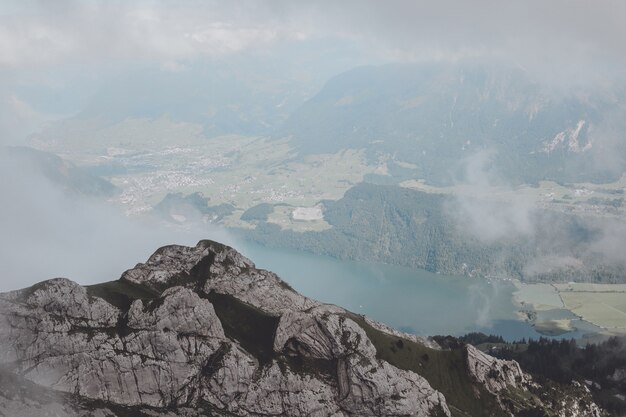 Widok na panoramę jeziora i gór Lucerne sceny w Pilatus w Lucernie, Szwajcaria, Europa. Letni krajobraz, słoneczna pogoda, dramatyczne błękitne niebo i słoneczny dzień