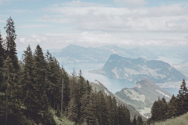 Widok na panoramę jeziora i gór Lucerne sceny w Pilatus w Lucernie, Szwajcaria, Europa. Letni krajobraz, słoneczna pogoda, dramatyczne błękitne niebo i słoneczny dzień