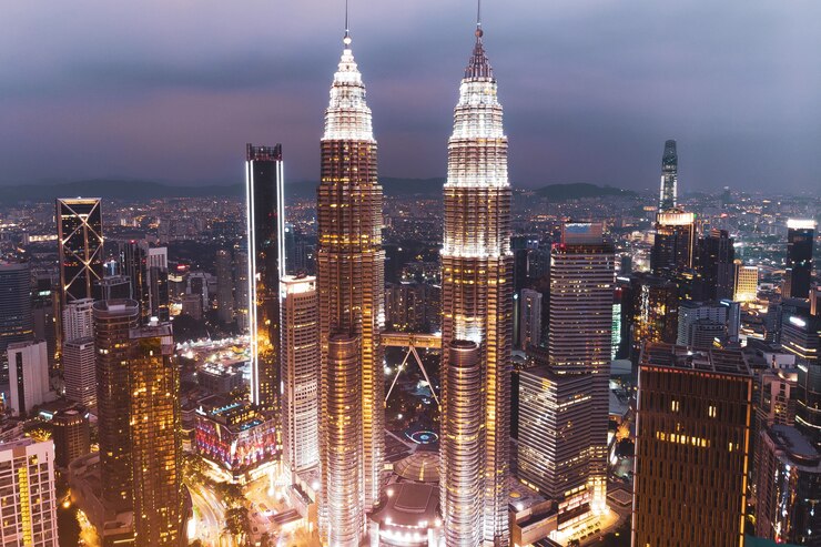 Zdjęcie widok na panoramę kuala lumpur w nocy