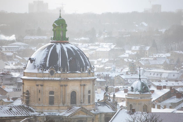 Widok na panoramę Lwowa w okresie zimowym
