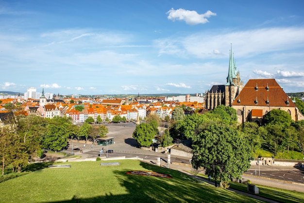 Widok na panoramę miasta Erfurt z katedrą St. Mary Domberg w Niemczech