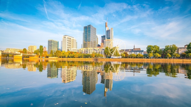 Widok na panoramę miasta Frankfurt w Niemczech z błękitnym niebem