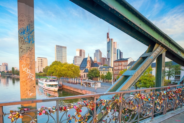 Widok na panoramę miasta Frankfurt w Niemczech z błękitnym niebem