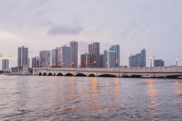 Widok na panoramę miasta Miami z Biscayne Bay