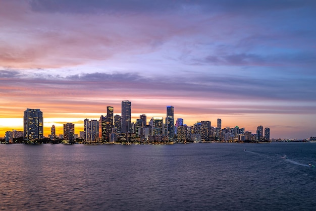 Widok na panoramę miasta Miami z zatoki Biscayne.