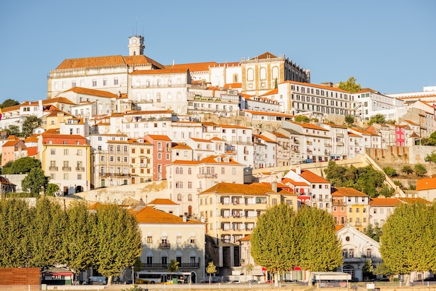 Widok na panoramę miasta na wzgórzu starego miasta Coimbra w środkowej Portugalii