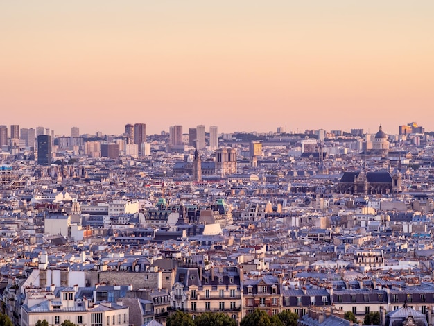 Widok na panoramę miasta ze wzgórza La butte Montmartre na północ od Paryża Francja