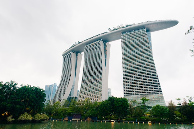 Widok na panoramę Singapuru z Marina Bay Sands i dzielnicą finansową