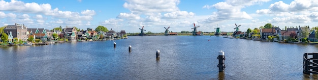 Zdjęcie widok na panoramę wiatraków w zaanse schans i mieście zaandijk w holandii