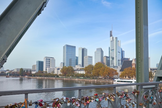 Widok na panoramę z żelaznego mostu we Frankfurcie w Niemczech