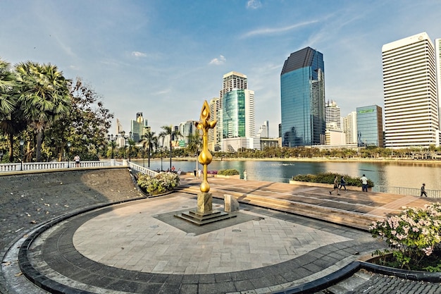 Widok na park Benchakitti z jeziorem i drapaczami chmur w Bangkoku, Tajlandia