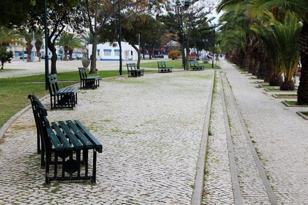 Zdjęcie widok na park miejski miasta olhao, portugalia.