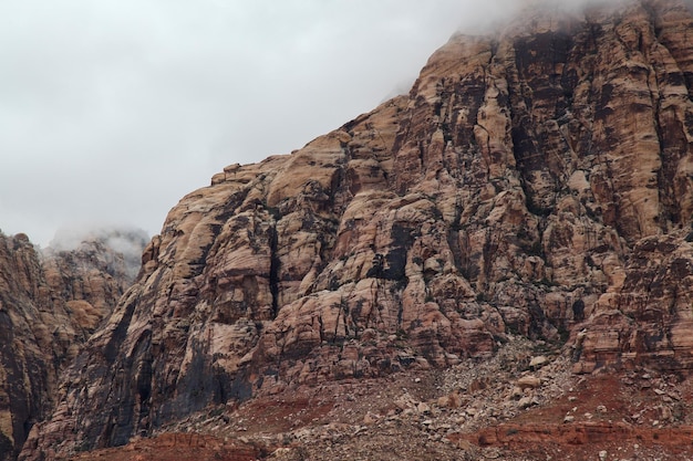 Widok na park narodowy red rock canyon w mglisty dzień w nevadaUSA