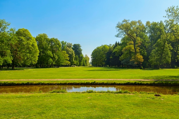 Widok na park w mieście monza