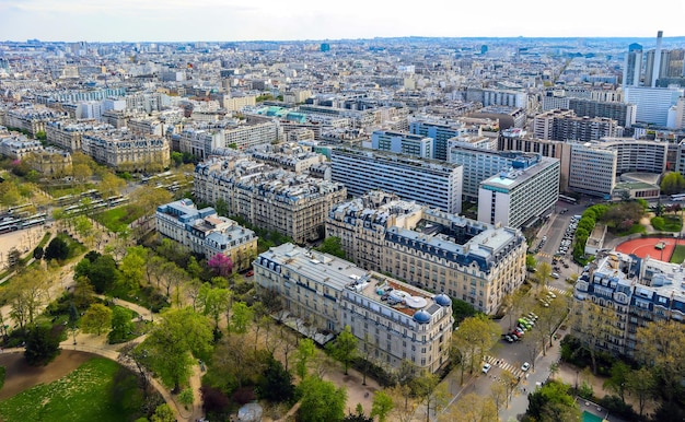 Widok na Paryż z wieży Eiffla. Francja. Kwiecień 2019
