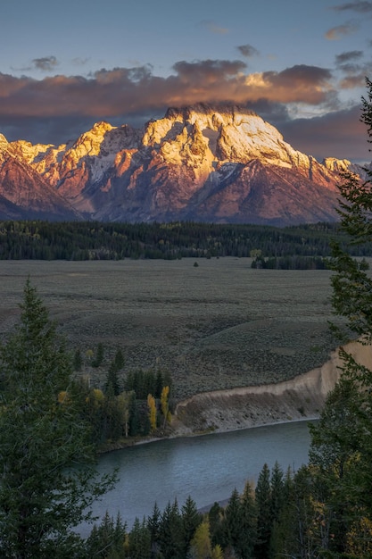 Widok na pasmo górskie Grand Teton z punktu widokowego Snake River