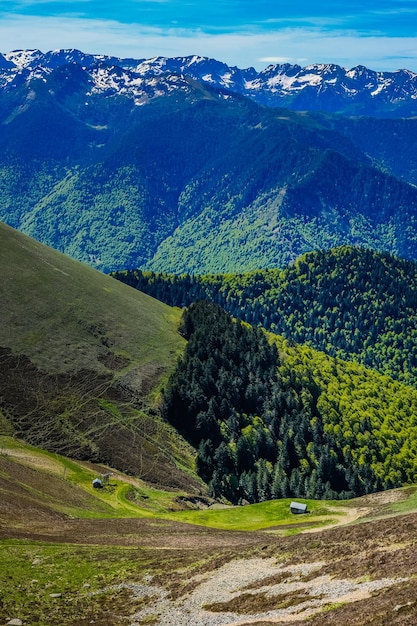 Widok na pasmo górskie Pyrnes ze szczytu Tuc de l'tang, szczytu w pobliżu Mourtis (Francja)