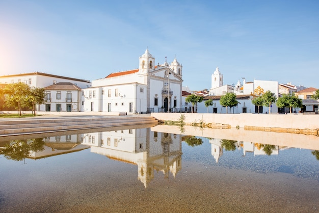 Widok na pejzaż na centrum starego miasta z kościołem Santa Maria w Lagos na południu Portugalii