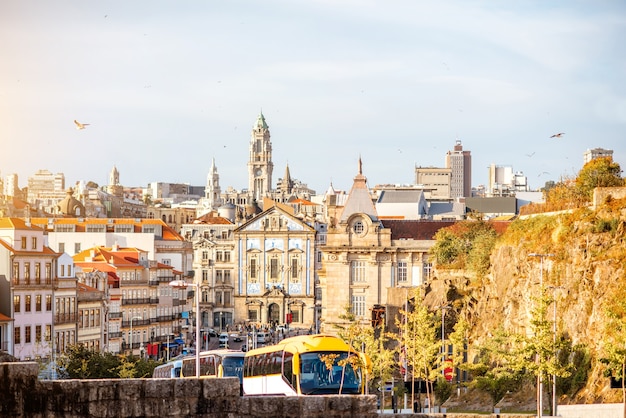 Widok na pejzaż z pięknymi budynkami, wieżą kościoła i ratusza w mieście Porto, Portugalia