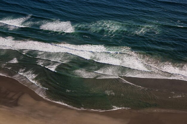 Widok na piaszczystą plażę na wybrzeżu Oceanu Spokojnego w pobliżu Tofino