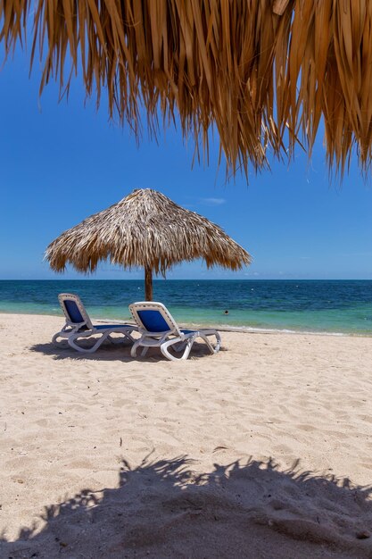 Widok na piaszczystą plażę Playa Ancon nad Morzem Karaibskim w Triniday Cuba