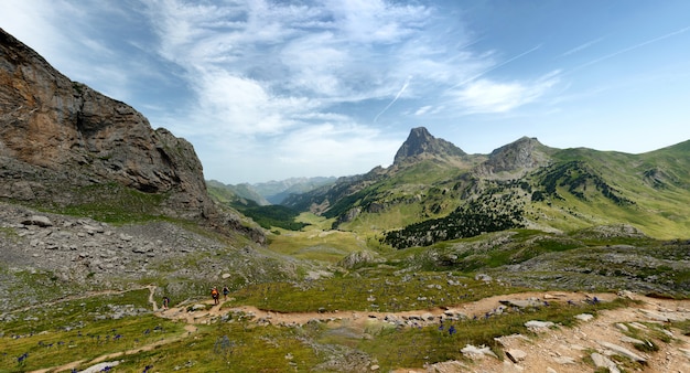 Widok na Pic du Midi d'Ossau we francuskich Pirenejach