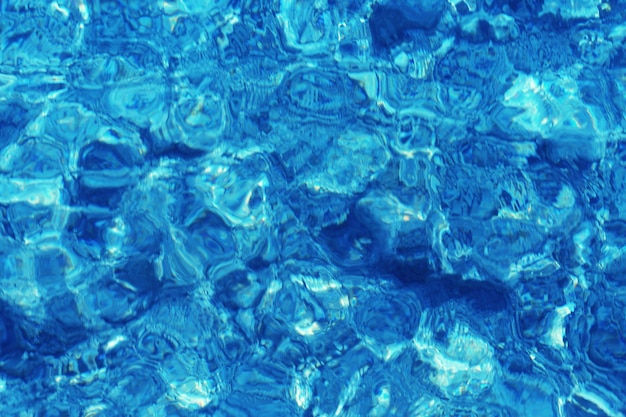Widok na piękną błękitną wodę oceanu w kurorcie