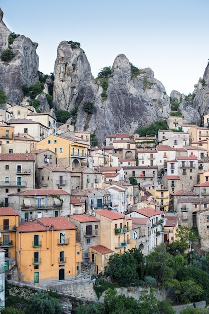 Widok na piękne i malownicze miasteczko pomiędzy górami. Castelmezzano, Włochy.