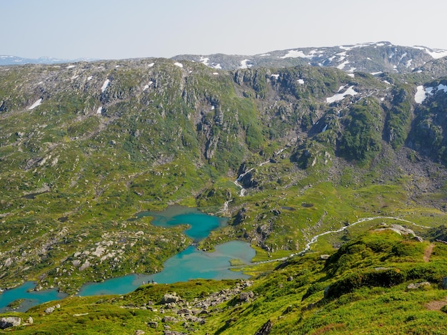 Widok na piękne jeziora z punktu widokowego Reinanuten w Norwegii