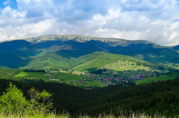 Widok na piękne Karpaty latem