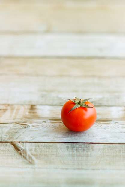 Widok na piękny czerwony pomidor na drewnianym stole