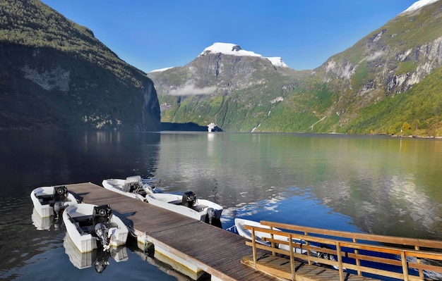 Widok Na Piękny Fiord Geiranger W Norwegii Z Pontonem I Bo