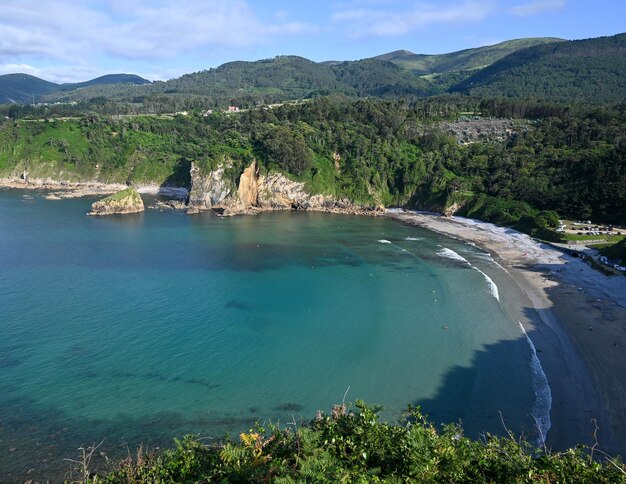 Widok na piękny krajobraz plażowy Asturias Cadavedo