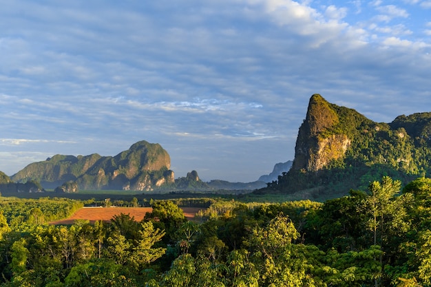 Widok na piękny runrise i poranne światło w Din Daeng Doi, Krabi, Tajlandia